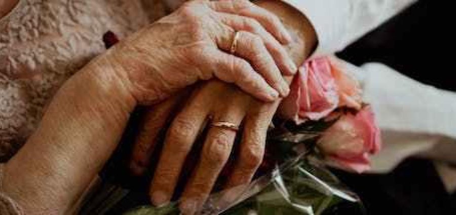 Idosa de 76 anos obtém divórcio judicial para oficializar novo casamento