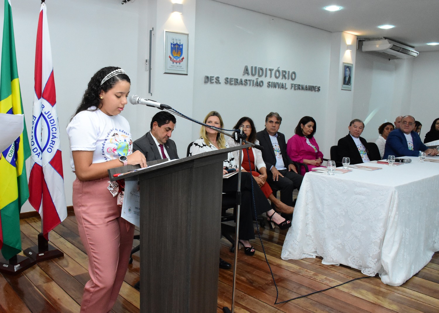 Alunos premiados leem suas redações sobre Adoção em evento de 30 anos da Ceja
