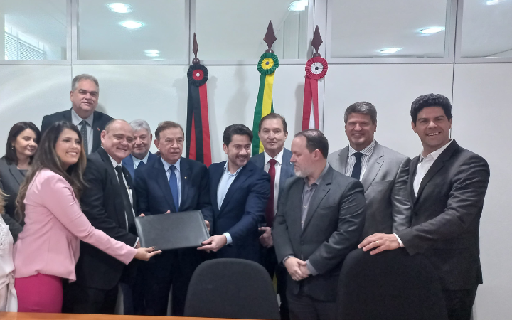 Minuta para atualização do Código de Normas Extrajudicial do Estado é entregue ao corregedor