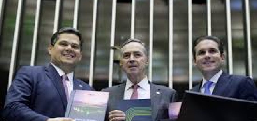  Ministro Barroso entrega relatório anual do CNJ ao Congresso Nacional