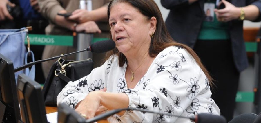  CCJ aprova manutenção do nome de casado em qualquer hipótese de fim do casamento